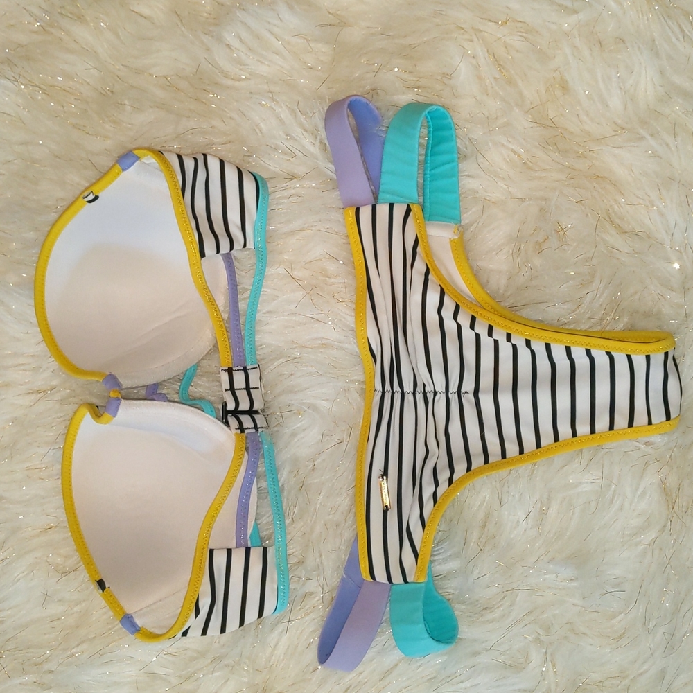 Bikini - Picture 2 of 4